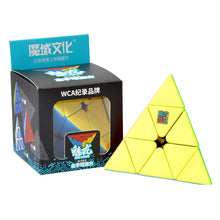 Laden Sie das Bild in den Galerie-Viewer, Meilong Pyraminx stickerless/black/carbon
